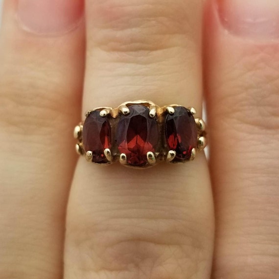 Vintage 10K Gold 3-Stone Crimson Red Garnet Ring-… - image 4