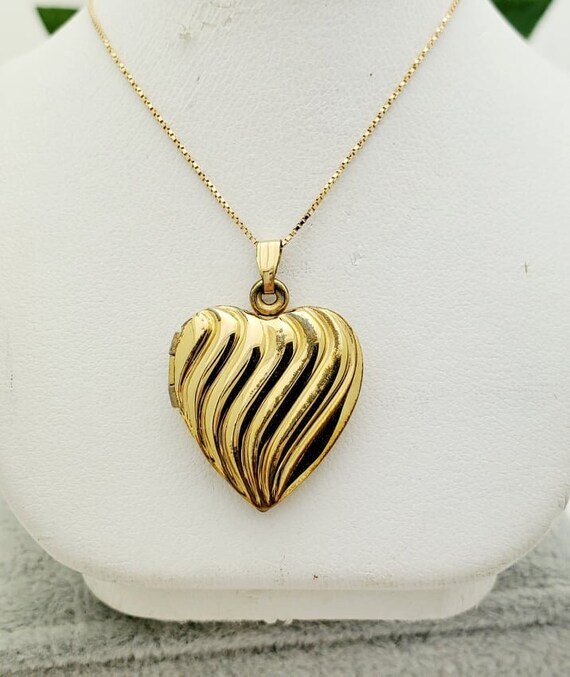 Yellow Gold Filled Heart Locket- Vintage- Fluted-… - image 1