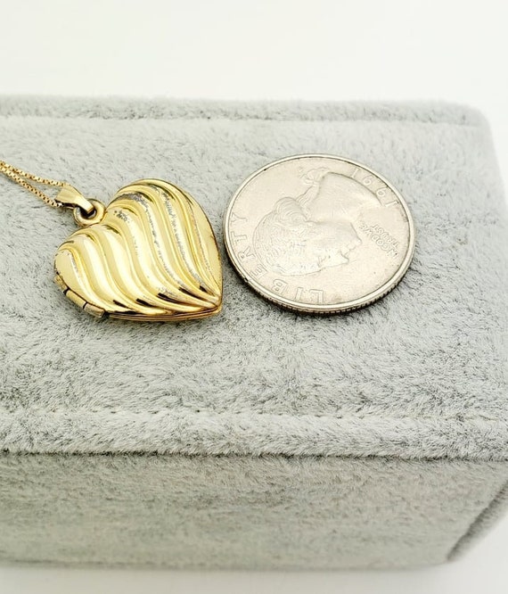 Yellow Gold Filled Heart Locket- Vintage- Fluted-… - image 6