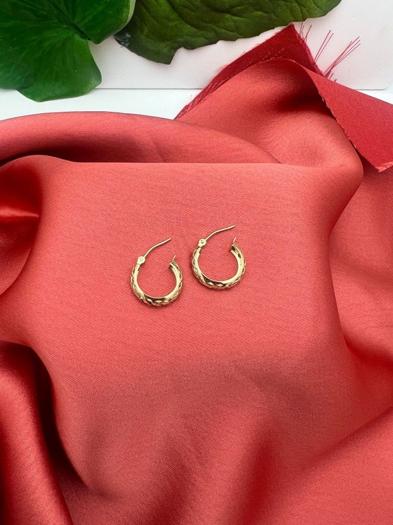 14K Yellow Gold Diamond Cut Hoop Earrings- Huggie… - image 6