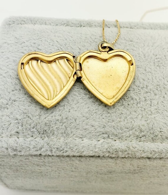 Yellow Gold Filled Heart Locket- Vintage- Fluted-… - image 3