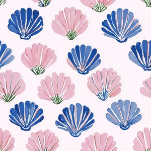 Tecido com estampa de conchas do mar em tons de rosa e azul, ideal para artesanato de verão e decoração de praia. 100% algodão. Vendido por meio metro.