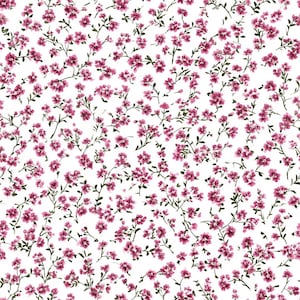 Può includere: Un motivo tessile ripetitivo caratterizzato da piccoli fiori rosa vivaci con delicati steli e foglie verdi sparsi su uno sfondo bianco pulito e uniforme. Il design floreale è denso e distribuito uniformemente su tutta la superficie.