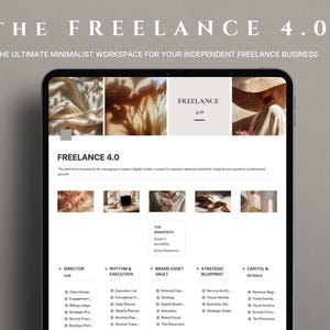 以下が含まれることがあります： THE FREELANCE 4.0というタイトルのワークスペースインターフェースを表示するデジタルタブレット画面。レイアウトには、ニュートラルな色調の画像のグリッド、テキストヘッダー、およびビジネス管理用に整理された列が含まれています。