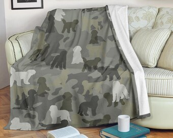 Goldendoodle kamouflagefilt, klotterfilt för hundar i fleece, kamouflagesängkläder, rustik present till hundpappa, heminredning i skogsmark