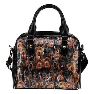 Könnte beinhalten: Schwarze Handtasche mit einer Collage von Hundegesichtern. Die Tasche hat einen oberen Griff und einen abnehmbaren Schultergurt. Der Hauptteil der Tasche ist mit einem Muster aus verschiedenen Hunderassen in Braun-, Schwarz- und Beigetönen bedeckt.