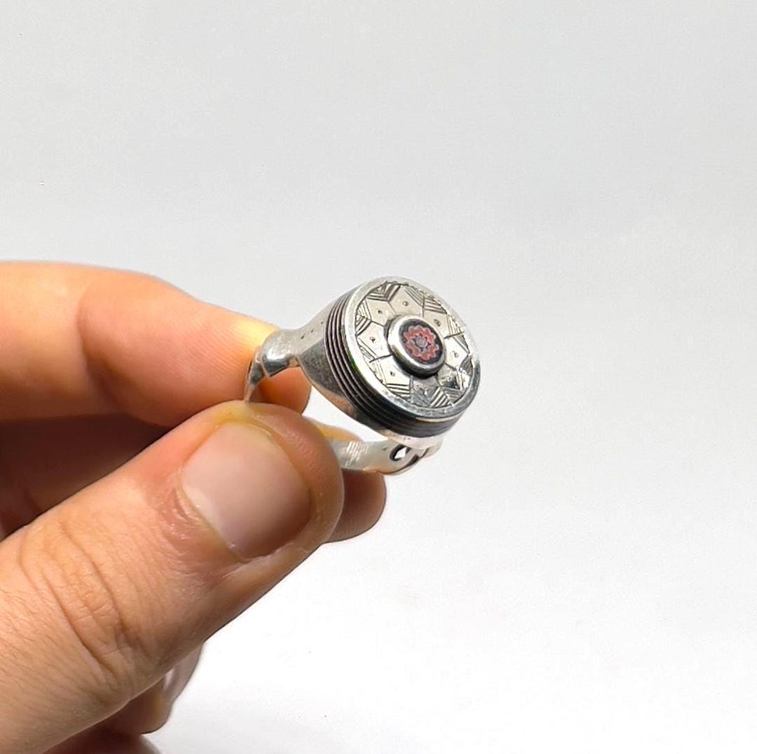 トゥアレグ族　(ベルベル族）　ハンドメイド　シルバーリング 手作りのトゥアレグ族スターリングシルバーリング：モロッコのベルベル