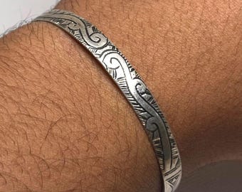 手作りのベルベルシルバーバングル7点セット – モロッコの伝統的なアマ