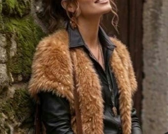 Bolero boho elegante em pele sintética com lantejoulas douradas – Jaqueta versátil para noivas e eventos noturnos.