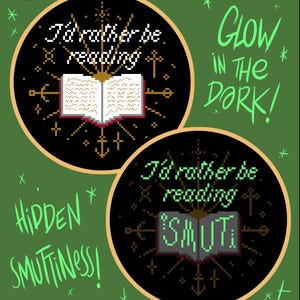 Peut inclure: Un motif de point de croix avec le texte "I'd rather be reading" et "SMUT" dans un style pixelisé. Le motif comprend une fonction phosphorescente et les mots "Hidden Smuttiness!" sur un fond vert.