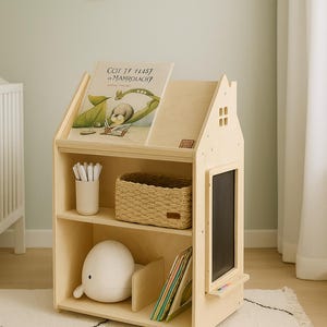 Kinder Drehregal Hausform mit magnetischem Zeichenbrett / Montessori Bücherregal aus Holz auf Rädern