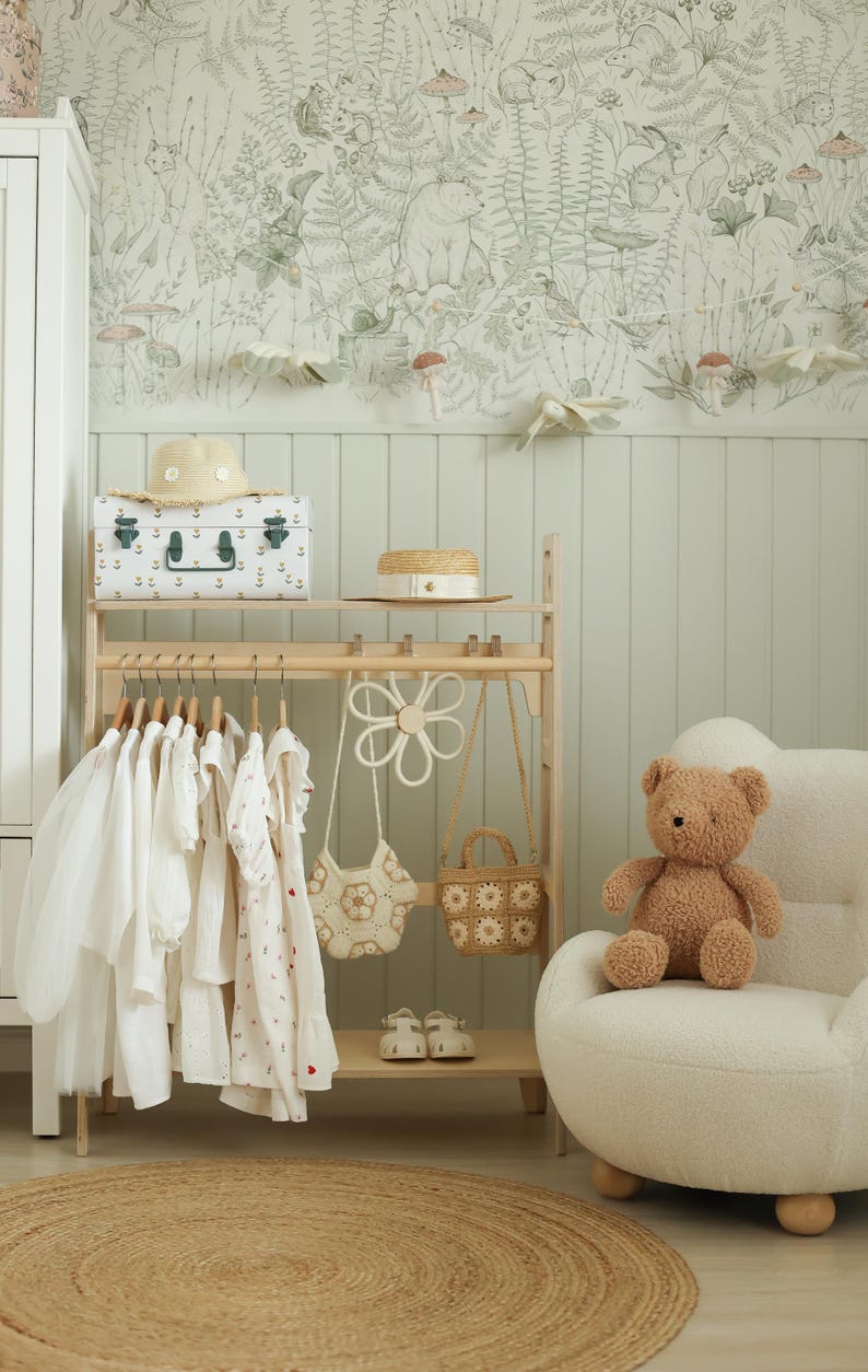 Guarda-roupa Montessori de madeira: Cabideiro infantil com prateleiras, diversos acabamentos em madeira à sua escolha. imagem 5