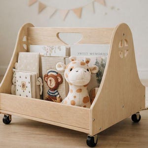 Kinder Bücherregal Hausförmig: Rollendes Montessori-Bücherregal aus Holz auf Rollen