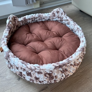 Grobstrick gehäkeltes Katzenbett mit Ohren | Handgemachter gemütlicher Haustierkorb