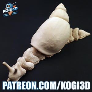 Pode incluir: Uma figura de caracol impressa em 3D, de cor creme, com uma concha detalhada e um corpo segmentado. O caracol tem duas antenas e está posicionado sobre uma superfície escura. O texto na imagem diz "PATREON.COM/KOGI3D".