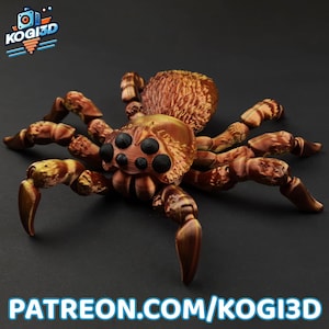 Puede incluir: Una araña detallada, impresa en 3D, en tonos marrones y dorados, con un cuerpo y patas texturizados. La araña tiene ocho patas y ojos grandes y negros. El texto "PATREON.COM/KOGI3D" se muestra en la parte inferior.