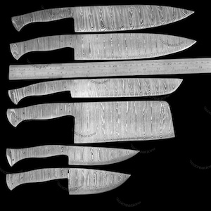 Peut inclure: Un assortiment de sept couteaux de cuisine en acier inoxydable avec un motif de grain de bois. Les couteaux varient en taille et en forme, y compris un couteau de chef, un couteau d'office et une hachoir. Une règle est incluse pour l'échelle.