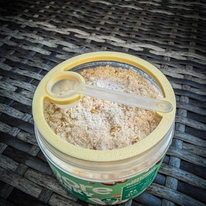 ESN MORE Löffelhalter für Chunky Flavour Pulver | Organizer für Messlöffel | kompatibel mit More Nutrition Geschmackspulver | Küchenzubehör
