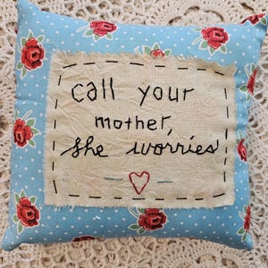 Appelez votre mère, elle s'inquiète des points primitifs, décoration coussin-chalet, décoration de printemps, cadeau de remise des diplômes, cadeau fils, cadeau fille, cadeau drôle