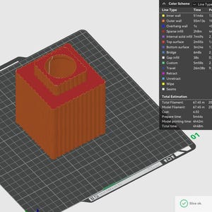 Puede incluir: Un dise&ntilde;o de bloque naranja y rojo impreso en 3D sobre una placa PEI texturizada. La imagen muestra un modelo 3D con una base cuadrada y un cuadrado m&aacute;s peque&ntilde;o en la parte superior, con una hendidura circular. La pantalla muestra la combinaci&oacute;n de colores y el tipo de l&iacute;nea.