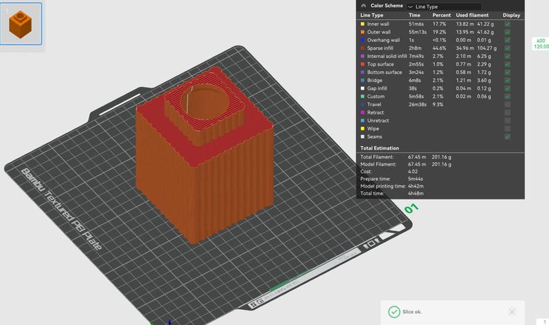Puede incluir: Un dise&ntilde;o de bloque naranja y rojo impreso en 3D sobre una placa PEI texturizada. La imagen muestra un modelo 3D con una base cuadrada y un cuadrado m&aacute;s peque&ntilde;o en la parte superior, con una hendidura circular. La pantalla muestra la combinaci&oacute;n de colores y el tipo de l&iacute;nea.