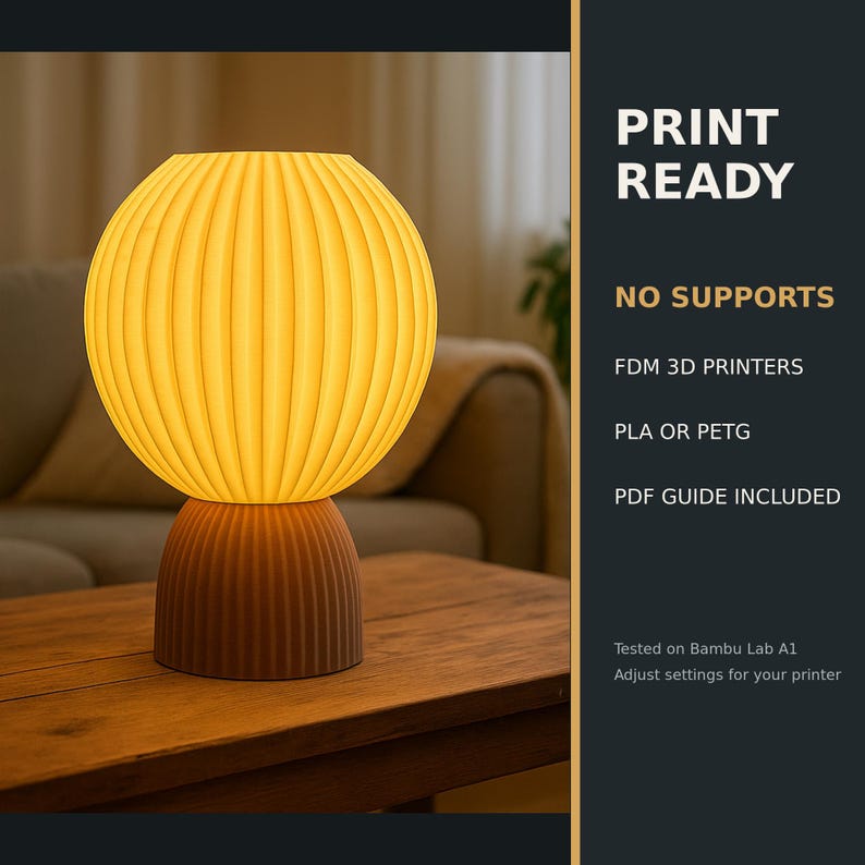 Puede incluir: Una pantalla de l&aacute;mpara esf&eacute;rica y acanalada de color amarillo se asienta sobre una base marr&oacute;n m&aacute;s peque&ntilde;a y acanalada. El texto a la derecha dice: PRINT READY, NO SUPPORTS, FDM 3D PRINTERS, PLA OR PETG, PDF GUIDE INCLUDED, Tested on Bambu Lab A1, Adjust settings for your printer.