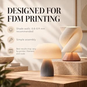 Op de afbeelding: Twee 3D-geprinte lampen met geribbelde texturen. E&eacute;n is paddestoelvormig met een witte kap en donkergrijze voet. De andere is een gedraaide cilindrische lamp in cr&egrave;me. Tekst: DESIGNED FOR FDM PRINTING, Shade walls: 0,8&ndash;0,9 mm recommended, Simple assembly, Best results may vary by printer, filament and scale.