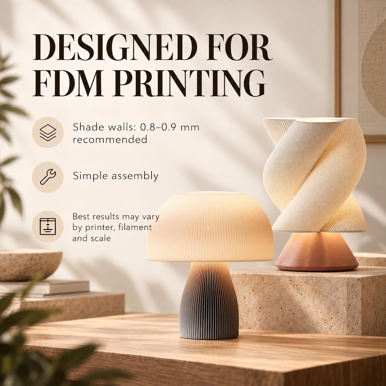 Op de afbeelding: Twee 3D-geprinte lampen met geribbelde texturen. E&eacute;n is paddestoelvormig met een witte kap en donkergrijze voet. De andere is een gedraaide cilindrische lamp in cr&egrave;me. Tekst: DESIGNED FOR FDM PRINTING, Shade walls: 0,8&ndash;0,9 mm recommended, Simple assembly, Best results may vary by printer, filament and scale.