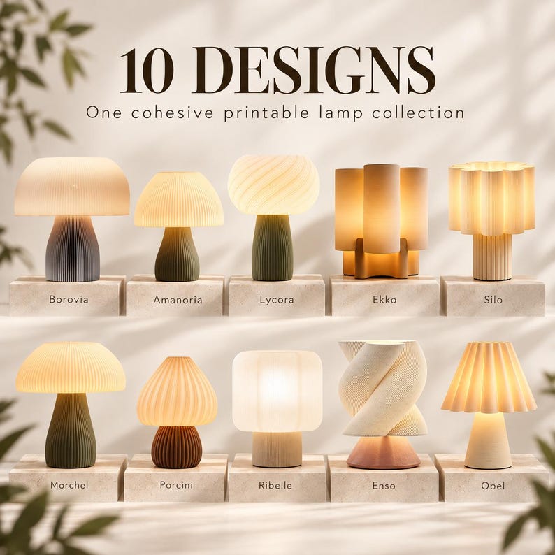 Op de afbeelding: Een collectie van 10 printbare lampontwerpen met de tekst 10 DESIGNS One cohesive printable lamp collection. De lampen hebben diverse vormen zoals paddenstoel, cilindrisch en gedraaid in neutrale tinten op stenen voetstukken.