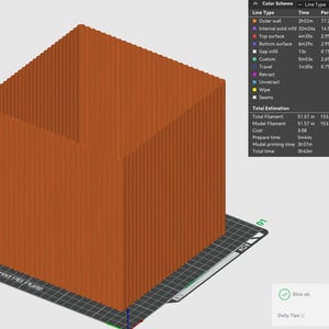 Puede incluir: Una caja rectangular marr&oacute;n impresa en 3D con crestas verticales. La caja est&aacute; sobre una superficie negra y gris. La imagen incluye informaci&oacute;n sobre la combinaci&oacute;n de colores y el tipo de l&iacute;nea, junto con detalles sobre el tiempo de impresi&oacute;n y el uso de filamento.