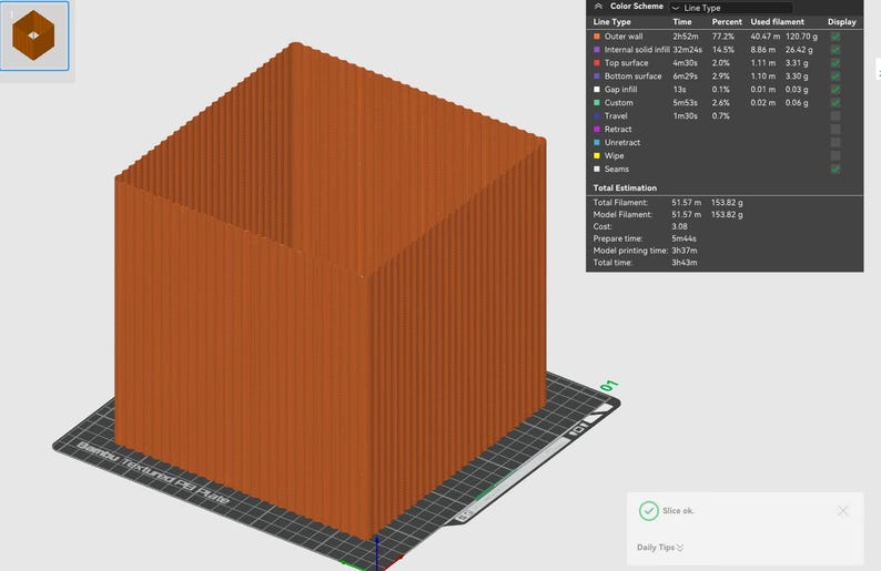 Puede incluir: Una caja rectangular marr&oacute;n impresa en 3D con crestas verticales. La caja est&aacute; sobre una superficie negra y gris. La imagen incluye informaci&oacute;n sobre la combinaci&oacute;n de colores y el tipo de l&iacute;nea, junto con detalles sobre el tiempo de impresi&oacute;n y el uso de filamento.