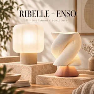 Op de afbeelding: Twee tafellampen met het label RIBELLE + ENSO. De linkerlamp heeft een cilindrische, geribbelde witte kap op een bijpassende voet. De rechterlamp heeft een sculpturale, gedraaide witte vorm op een gladde, conische terracotta-kleurige voet.