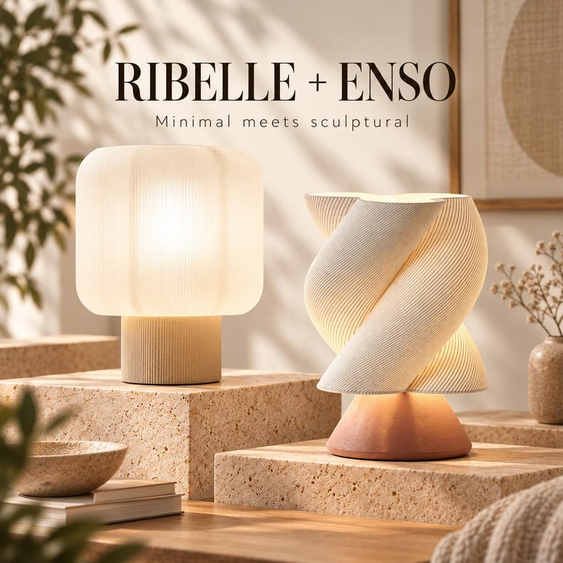 Op de afbeelding: Twee tafellampen met het label RIBELLE + ENSO. De linkerlamp heeft een cilindrische, geribbelde witte kap op een bijpassende voet. De rechterlamp heeft een sculpturale, gedraaide witte vorm op een gladde, conische terracotta-kleurige voet.