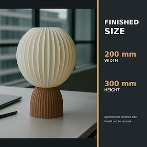 Puede incluir: Una l&aacute;mpara de mesa con una pantalla esf&eacute;rica de color crema con nervaduras verticales y una base m&aacute;s peque&ntilde;a de color marr&oacute;n con nervaduras verticales. El texto indica un tama&ntilde;o final de 200 mm de ancho y 300 mm de alto, modelo redimensionable.