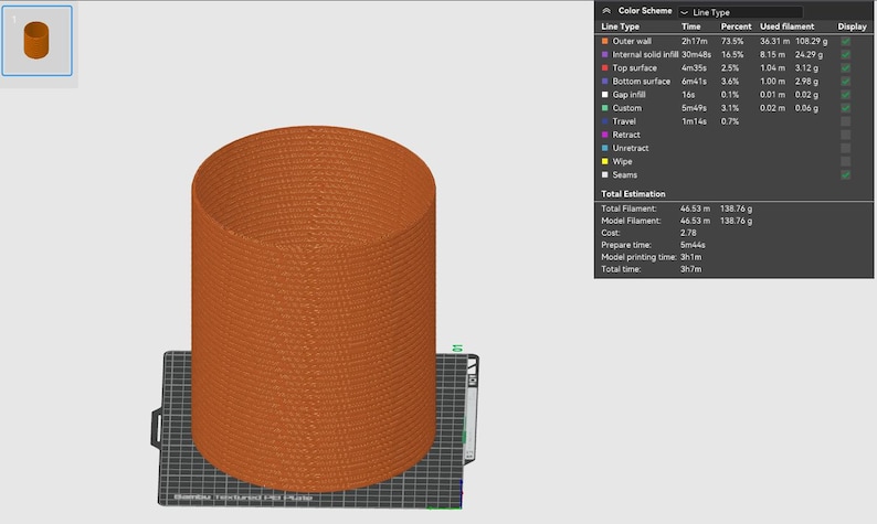 Puede incluir: Un modelo 3D de un objeto cil&iacute;ndrico con una superficie texturizada. El modelo es de color naranja y se muestra en una cuadr&iacute;cula en blanco y negro. La imagen incluye una tabla que muestra la estimaci&oacute;n del uso de filamento, el costo y el tiempo de impresi&oacute;n.