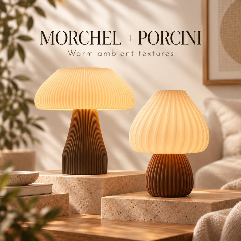 Op de afbeelding: Twee paddestoelvormige lampen met geribbelde, gebroken witte kappen en donkerbruine, verticaal gegroefde voetstukken. De tekst MORCHEL + PORCINI Warm ambient textures staat boven de lampen die op lichte stenen blokken staan.