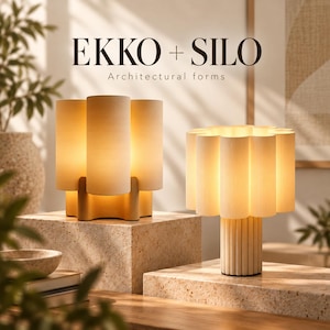 Op de afbeelding: Twee verlichte tafellampen met de tekst EKKO + SILO Architectural forms. De linkerlamp heeft drie gladde cilindrische kolommen op een voet. De rechterlamp heeft een geribbeld ontwerp met meerdere kolommen en een centrale voet.