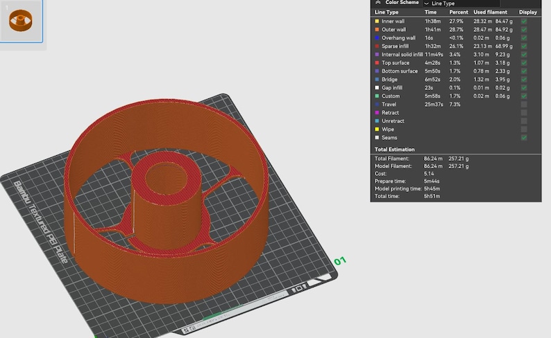 Puede incluir: Un modelo impreso en 3D de un objeto redondo con una abertura redonda m&aacute;s peque&ntilde;a en el centro. El modelo est&aacute; impreso en marr&oacute;n y se encuentra sobre una superficie negra texturizada. El modelo tiene un di&aacute;metro de 86,24 cm y pesa 257,21 gramos.