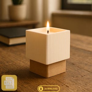 Op de afbeelding: Een brandende vierkante kaars met een crèmekleurige, geribbelde buitenkant staat op een houten voet. De vlam van de kaars gloeit helder tegen de neutrale tinten van de kaars en de voet. De kaars staat op een houten oppervlak.