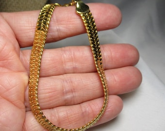 A Vintage NAPIER Flat Weave, Gold Tone Chain Bracelet.