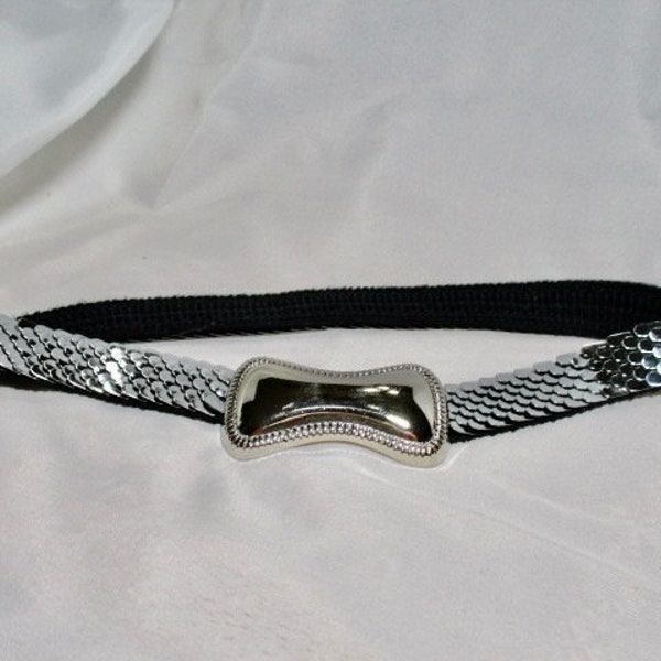 A Vintage, DAY-LOR USA Brand Silver Tone Scaled Linked Belt with Bow Tie Like Buckle.