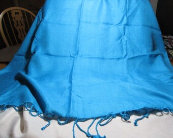 A Vintage PASHMINA 100% VISCOSE Shimmering Blue Shawl/Wrap with Fringe.