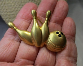 A Vintage, AVON Brand Bowling Pins & Bowling Ball in a Gold Tone Matte Brooch/Pin.