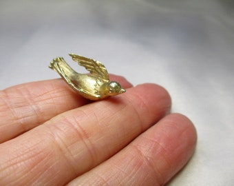 A Vintage AVON Little Sparrow Bird Pin/Tie Tack in a Gold Tone.