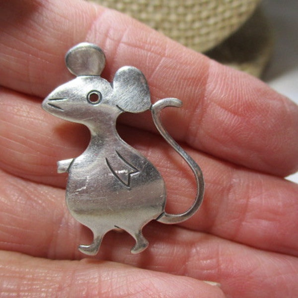 A Vintage, Little Walking Mouse Brooch Pin in a Silver Tone.