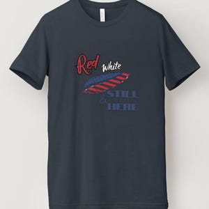 Rojo, blanco y TODAVÍA AQUÍ PNG: Orgullo indígena, descarga digital, diseño de pluma patriótica para sublimación y manualidades