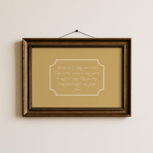 Pode incluir: Uma impressão emoldurada com fundo dourado e moldura de madeira castanha escura. A impressão apresenta texto em escrita branca dentro de uma borda branca decorativa. O texto diz "Bless -3. O Lord, and these Thy gifts..."