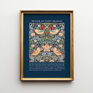Könnte beinhalten: Gerahmter Druck mit goldenem Rand, der das "Gebet des Heiligen Franziskus" zeigt. Das Kunstwerk hat einen dunkelblauen Hintergrund mit einem Blumen- und Vogeldesign in Orange, Grün und Creme. Der Text ist weiß.
