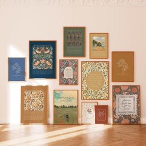Peut inclure: Un ensemble de douze cadres muraux présentant des impressions artistiques avec des motifs botaniques, des illustrations de paysages et des textes religieux. La collection comprend diverses palettes de couleurs comme le bleu profond, le jaune moutarde, le vert sauge et la terre cuite, le tout dans des cadres en bois assortis.