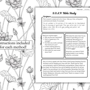 Op de afbeelding: Een witte pagina met een Bijbelstudiegids wordt omringd door een zwart-wit bloemenpatroon. De gids bevat secties voor Schrift, Observatie, Toepassing en Gebed. Tekst op de pagina luidt "S.O.A.P. Bible Study" en "Instructions included for each method!"